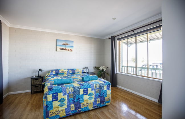 Shark Bay Seafront Apartments - Photo 8