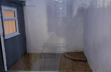 Amanah Properties - Elegant 4-Bedroom Home in Wembley with Parking, Perfect for Contractors - Foto 41