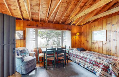 Lake Views! Small Group Getaway in Northport - Foto 8