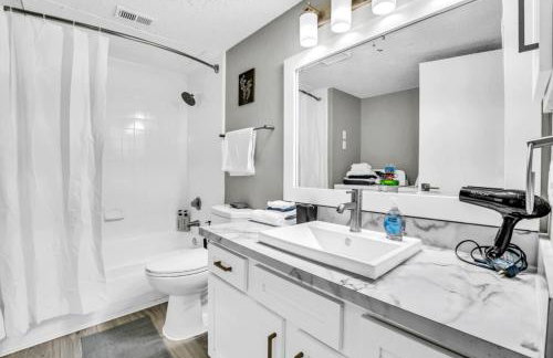 Fresh and Modern 2BR with Gym and Pool - Foto 16