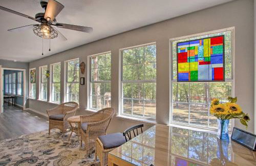 Holly Lake Retreat w/ 2 Community Pools & Yard - Foto 10