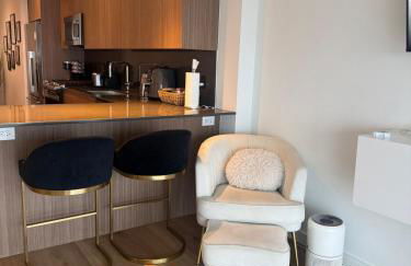 Luxury 1BR w Stunning Floor-to-Ceiling Water Views - Foto 11