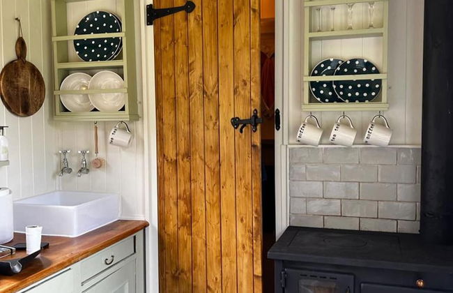 1 Bed Glamping Hut - Firepit, Fireplace, Views - Photo 6