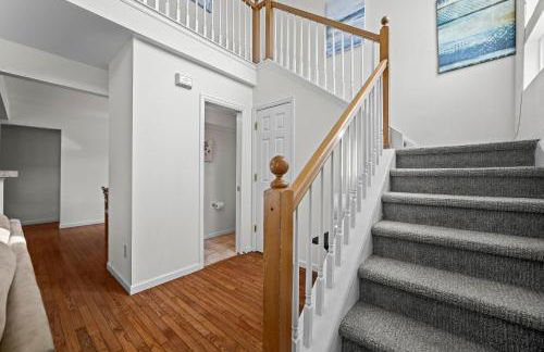 Golden View Townhouse - Walk to Downtown! - Photo 17