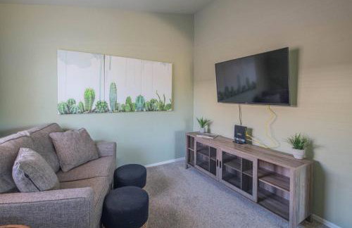 StayShores Chic Retreat – Pool HotTubSweet Sleep - Photo 16