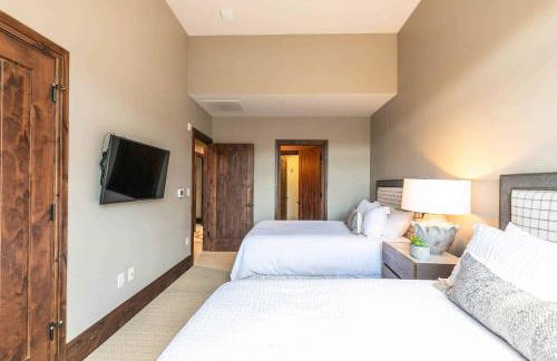 One Village Place 502 by East West Hospitality - Foto 24