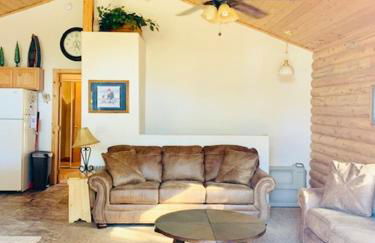 Adventure Awaits 3King Bed,2Bath Log Cabin in heart of Duck Creek Village! - Foto 8