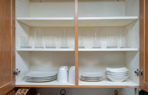 Luxury Stay-Free Parking-Amazon HQ-Nearby DC-Wifi-Pool-Gym - Photo 3