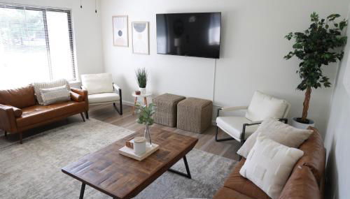 5-BR Serene Retreat Near CLE* Dogs welcome! - Photo 1