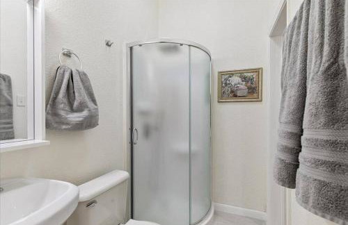 Bring the Crew! 4BR Luxe Pad, Backyard Magic & City at Your Door - Foto 27