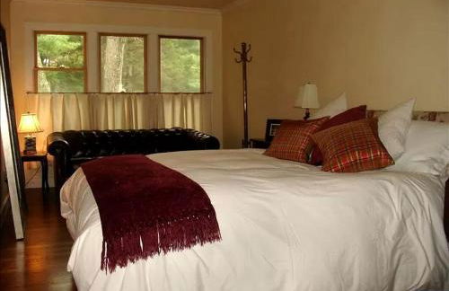 Secluded Cottage Rental with a Heated Pool in Red Hook for Family Getaways in New York State - Photo 4