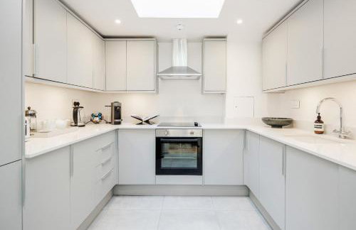 Luxury Central Mayfair Townhouse with A/C 3BR 3BA - Photo 36