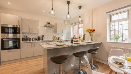 3 Bed Spacious Stylish House, Southampton - Off Road Parking & Private Garden - Sleeps 7, Close to City Centre - by Blue Puffin Stays - Foto 3, stove, dishwasher, pet friendly, toaster