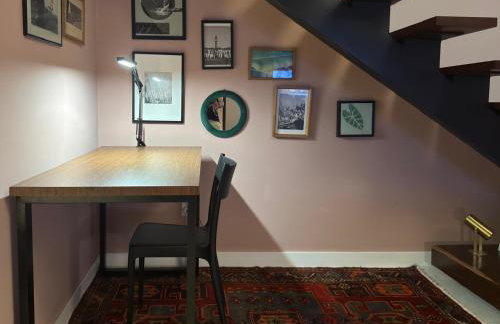 Descubra a Casa Felicidade em Belém! Climatizada, com sala ampla, 2 quartos, mezanino e Wi-Fi veloz. Localização central perto de atrações e gastronomia. Viva a Amazônia com conforto exclusivo. Reserve já sua experiência inesquecível! - Foto 5