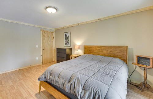 Four-Season Lake Cabin with Canoe and Paddle Boat! - Foto 12