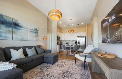 Luxury Living in N Park, 2BR, King Beds, Parking - Foto 10
