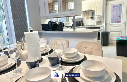 Spacious 3 BDR By Avalora Short Lets & Serviced Accommodation Queensway With Big Garden, Near Train Station, Airport & Large Driveway - Photo 24