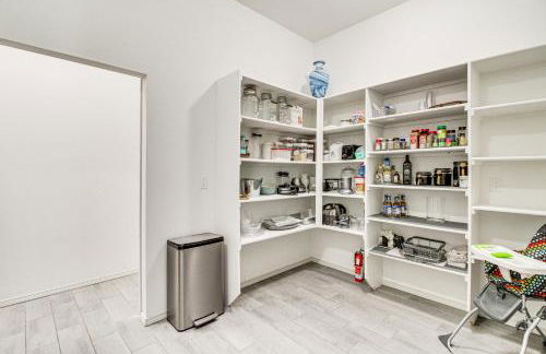 Poolside and Hot Tub Lounging Luxe Rio Rancho Home - Foto 12