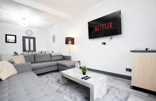 Dixon House, Sleeps 6, Free Parking, Long or Short Stays - by NMB Property - Photo 3