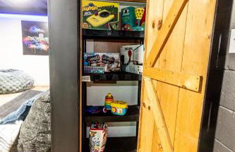 Family Retreat with Hot Tub, Game Room & Prime Location - Foto 47