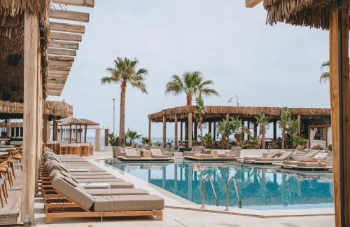 Khroma Luxury Suite 2 Beach front apartment - Photo 39