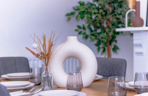 Templar House - Sleeps 6, Special Weekly Monthly Stay Rates, Central Location with FREE Parking, FREE WiFi, Perfect for ALTON TOWERS & M6 - Foto 5