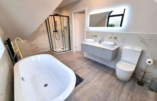 Brand New, Stunning Beachside House - Foto 18