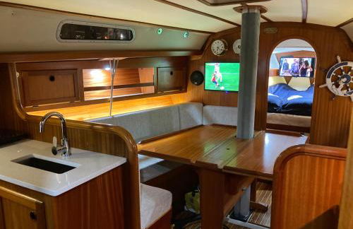 Entire Boat at St Katherine Docks 2 Available select using room options - Photo 48
