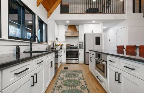 Smokys Landing Disc Golf Game Room Hot Tub - Photo 10