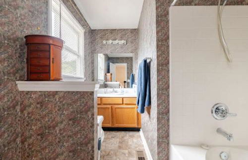 Great 4BR Home Near Emerald Pointe & Downtown - Foto 14