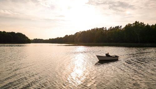 Ferienhaus mit eigenem Boot & 2 Fahrrädern 100 m zum See An den Sieben Seen - Foto 5