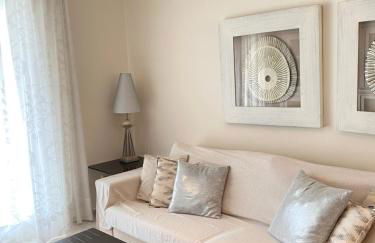 Elegant 2-Bedroom Apartment in Benidorm with Private Pool and Scenic Garden Views - Photo 1