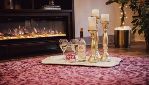 Private Boutique Getaway - Fireplace & Soaking Tub - Downtown Loft - by Cross-Key Vacation Rentals - Foto 2