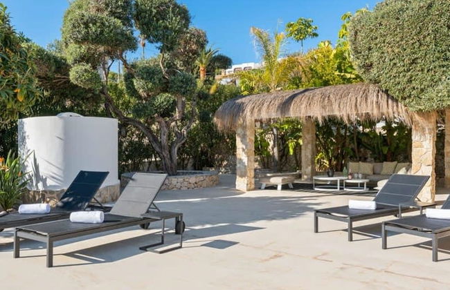 Relax in Luxury at This Stunning Seaside Villa - Photo 31