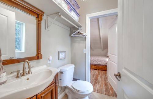 Fire Pit and Grill Spacious Forest Lakes Chalet - Foto 21