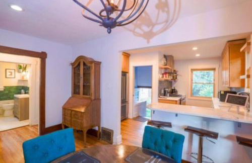 Charming 1920s Retreat Modern Kitchen 5 minutes to Dining and Med District - Foto 25