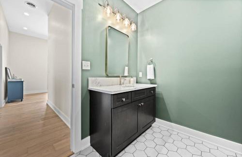 NEW Spacious Clarkson Getaway w Games & Yard - Foto 50