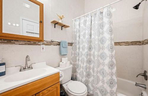 Charming Home In Heart of City With King Size Bed! - Foto 16