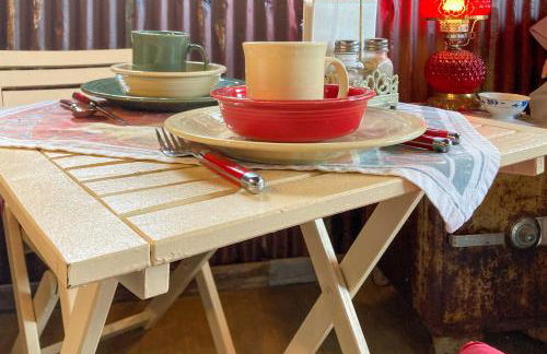 Snuggle Inn Wimberley Cabin with Fire Pit and Deck - Foto 11