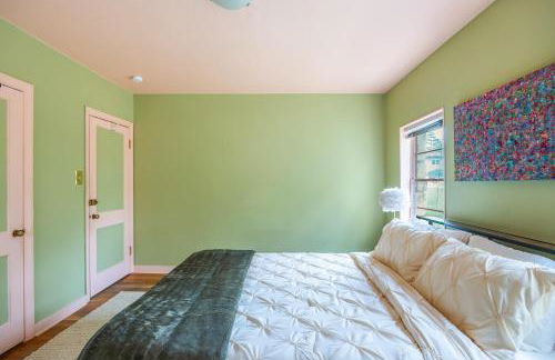 Cozy 2BR Home Near UNR with Large Deck & Parking - Foto 10