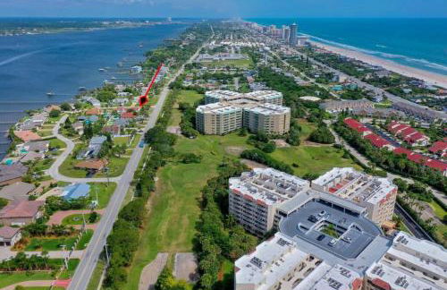 Large pool home and blocks away from the beach - Foto 14