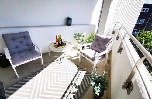 HH 04 by ROCKCHAIR - SUPERHOST Status - Modernes Apartment mit sonnigem Balkon & premium Boxspringbetten in Winterhude - Hamburg Top Geheimtipp - Foto 1