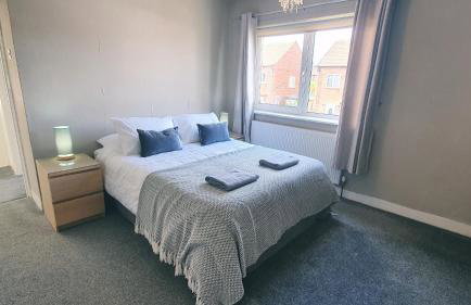 Free Parking, Ideal for long term contractor, etc stays, Fast WIFI, 3 miles 7 mins drive to Nissan, 15 mins to Sunderland Newcastle, Regular Housekeeping Options - Dwellcome Home Ltd 3 DOUBLE Bedroom House Boldon - see our site for assurance - Foto 5