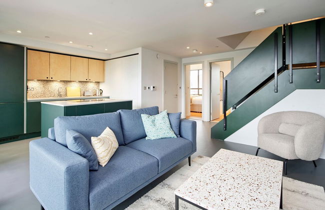 Upscale Two-bedroom Home in a Brutalist Setting - Foto 14