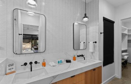 New 6 BR, 4.5B, Pool, Hot Tub, Cold Plunges, Outdoor Sauna, Bar, 9 TVs - Foto 51