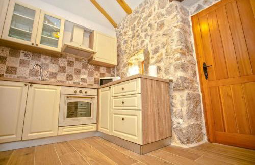 Heritage House Vrime - stone house with heated pool - Photo 37