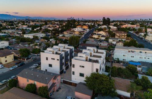 Luxury Modern 4 Bedroom 4 Bathroom Home with Rooftop Deck #4 - Foto 51
