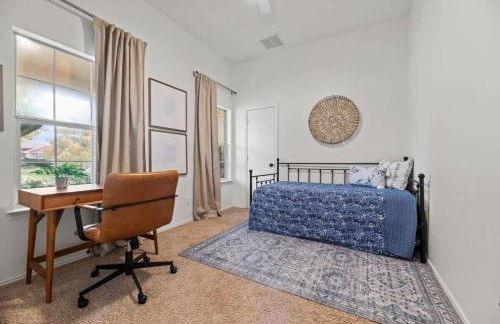 Sunny 4BR with Backyard Oasis - 15 Min to Lakes - Foto 18