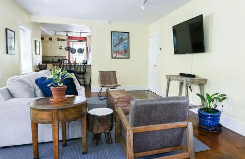 1820 House - VT Charm + Modern Comforts + Hot Tub - Foto 24