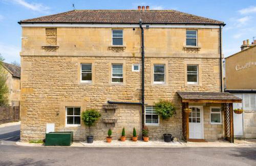Heron Stays Bath- Boutique Period Group Properties, Parking for 4 Cars, Just 3 Miles to Bath Central, Sleeps 14 - Photo 1